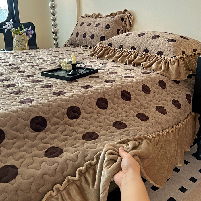 91家纺网 家纺一手货源 找家纺 ME/ERA HOME寐时代 2025新款牛奶绒赫本风夹棉床盖四件套 圈点-咖