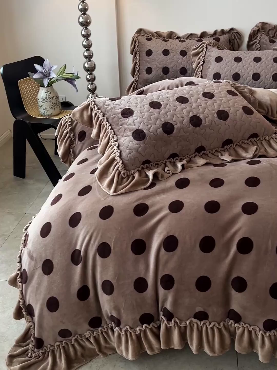 91家纺网 家纺一手货源 找家纺 ME/ERA HOME寐时代 2025新款牛奶绒赫本风夹棉床盖四件套 圈点-咖