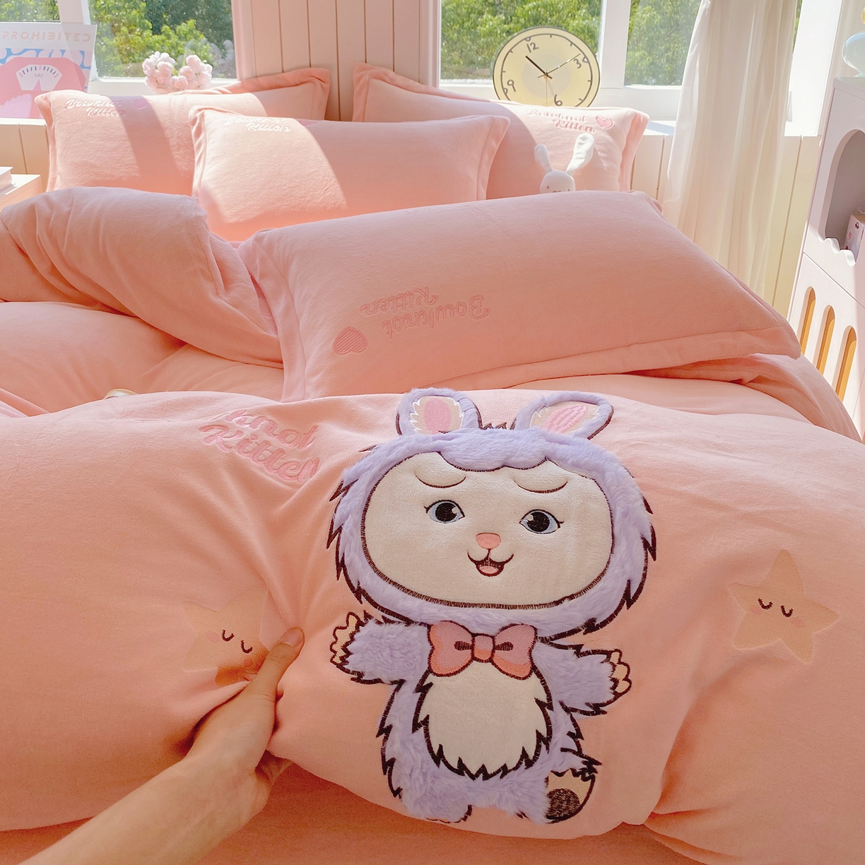 91家纺网 家纺一手货源 找家纺 悦织湾家纺 2025新款牛奶绒四件套纯色贴布绣床单款床盖款床上用品四件套时尚小兔2025新款加厚 床单款时尚小兔-粉