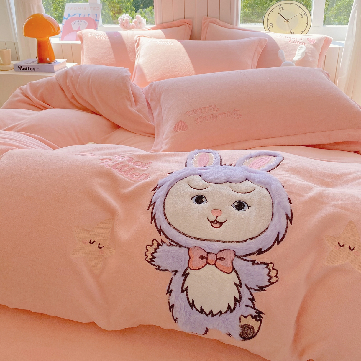 91家纺网 家纺一手货源 找家纺 悦织湾家纺 2025新款牛奶绒四件套纯色贴布绣床单款床盖款床上用品四件套时尚小兔2025新款加厚 床单款时尚小兔-粉