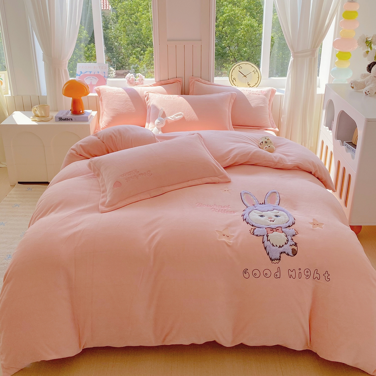 91家纺网 家纺一手货源 找家纺 悦织湾家纺 2025新款牛奶绒四件套纯色贴布绣床单款床盖款床上用品四件套时尚小兔2025新款加厚 床单款时尚小兔-粉