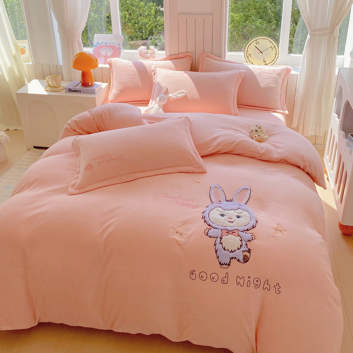91家纺网 家纺一手货源 找家纺 悦织湾家纺 2025新款牛奶绒四件套纯色贴布绣床单款床盖款床上用品四件套时尚小兔2025新款加厚 床单款时尚小兔-粉