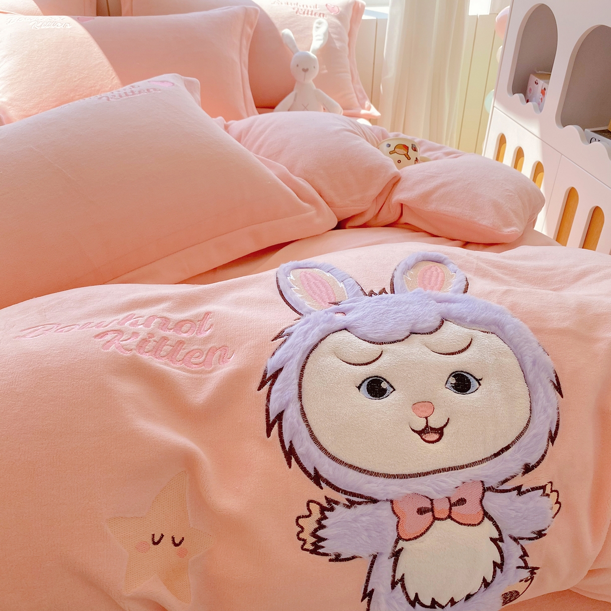 91家纺网 家纺一手货源 找家纺 悦织湾家纺 2025新款牛奶绒四件套纯色贴布绣床单款床盖款床上用品四件套时尚小兔2025新款加厚 床单款时尚小兔-粉