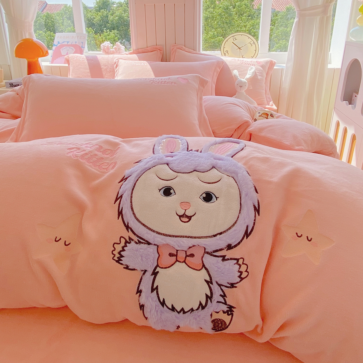 91家纺网 家纺一手货源 找家纺 悦织湾家纺 2025新款牛奶绒四件套纯色贴布绣床单款床盖款床上用品四件套时尚小兔2025新款加厚 床单款时尚小兔-粉