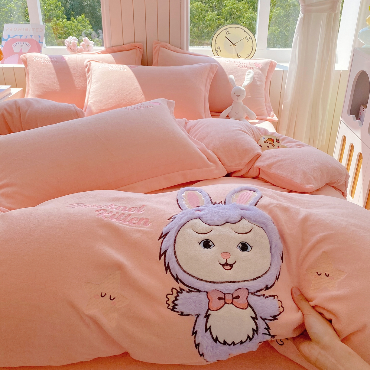 91家纺网 家纺一手货源 找家纺 悦织湾家纺 2025新款牛奶绒四件套纯色贴布绣床单款床盖款床上用品四件套时尚小兔2025新款加厚 床单款时尚小兔-粉