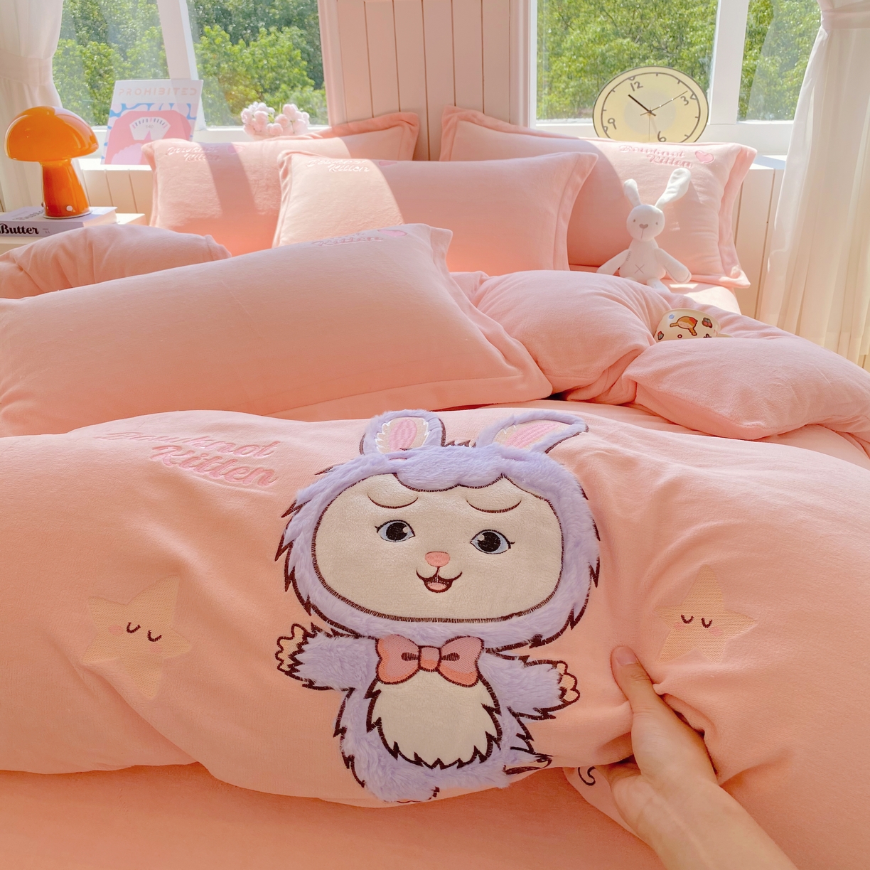 91家纺网 家纺一手货源 找家纺 悦织湾家纺 2025新款牛奶绒四件套纯色贴布绣床单款床盖款床上用品四件套时尚小兔2025新款加厚 床单款时尚小兔-粉