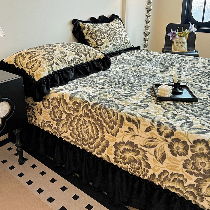 91家纺网 家纺一手货源 找家纺 ME/ERA HOME寐时代 2025新款牛奶绒赫本风夹棉床盖三件套 花海-绿