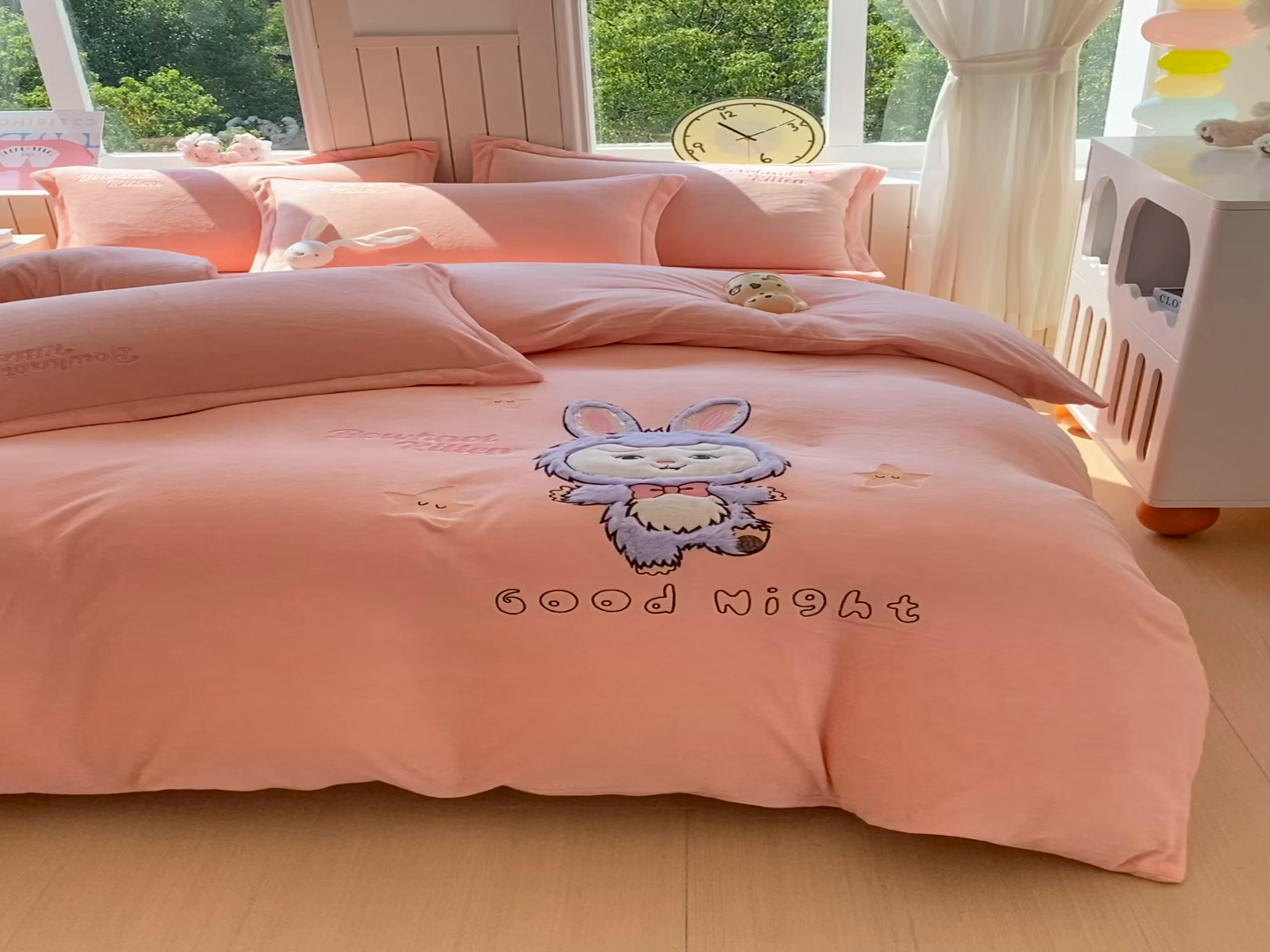 91家纺网 家纺一手货源 找家纺 悦织湾家纺 2025新款牛奶绒四件套纯色贴布绣床单款床盖款床上用品四件套时尚小兔2025新款加厚 床单款时尚小兔-粉
