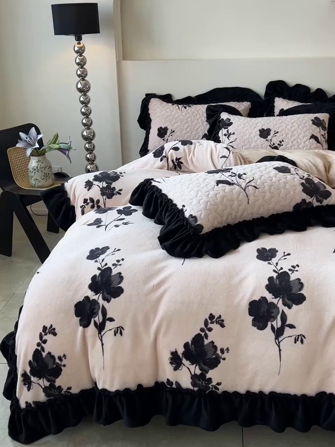 91家纺网 家纺一手货源 找家纺 ME/ERA HOME寐时代 2025新款牛奶绒赫本风夹棉床盖四件套 雅韵-米