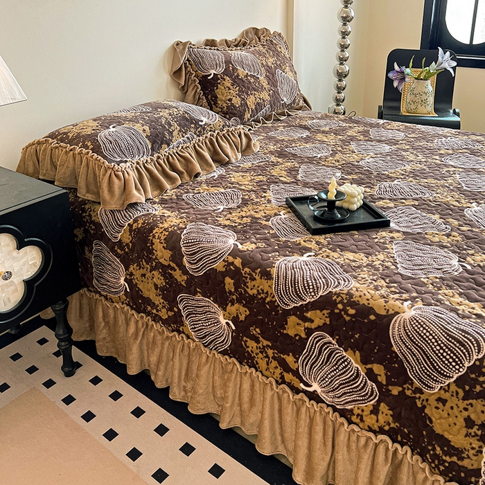 91家纺网 家纺一手货源 找家纺 ME/ERA HOME寐时代 2025新款牛奶绒赫本风夹棉床盖三件套 南瓜-咖