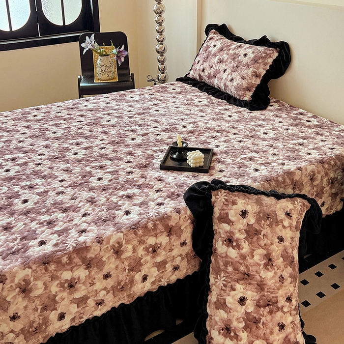 91家纺网 家纺一手货源 找家纺 ME/ERA HOME寐时代 2025新款牛奶绒赫本风夹棉床盖四件套 樱花-粉