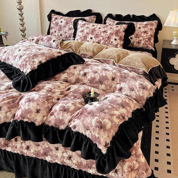 91家纺网 家纺一手货源 找家纺 ME/ERA HOME寐时代 2025新款牛奶绒赫本风夹棉床盖四件套 樱花-粉