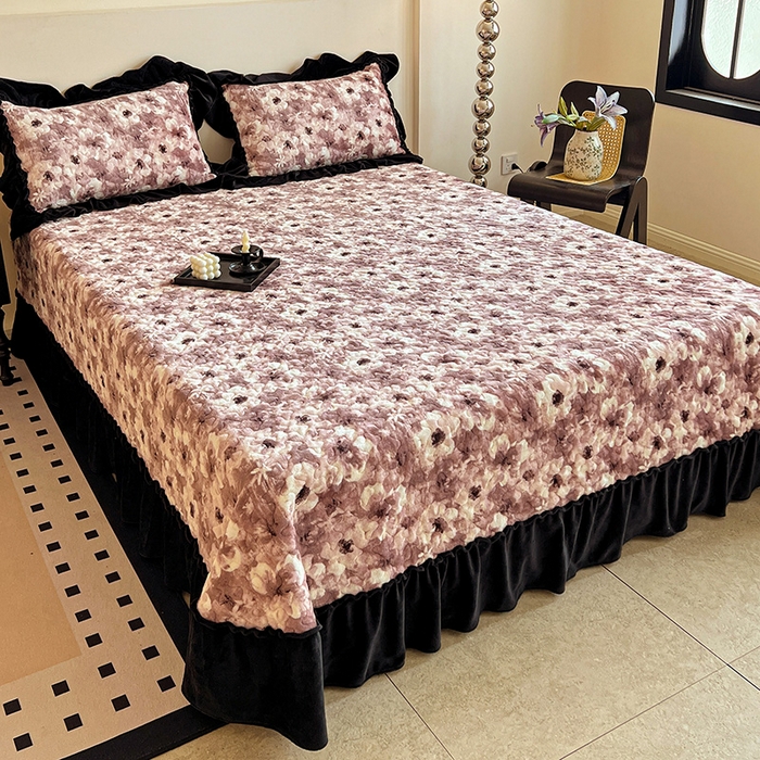 91家纺网 家纺一手货源 找家纺 ME/ERA HOME寐时代 2025新款牛奶绒赫本风夹棉床盖四件套 樱花-粉