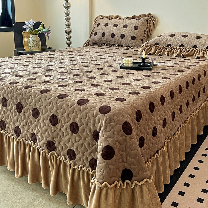 91家纺网 家纺一手货源 找家纺 ME/ERA HOME寐时代 2025新款牛奶绒赫本风夹棉床盖三件套 圈点-咖