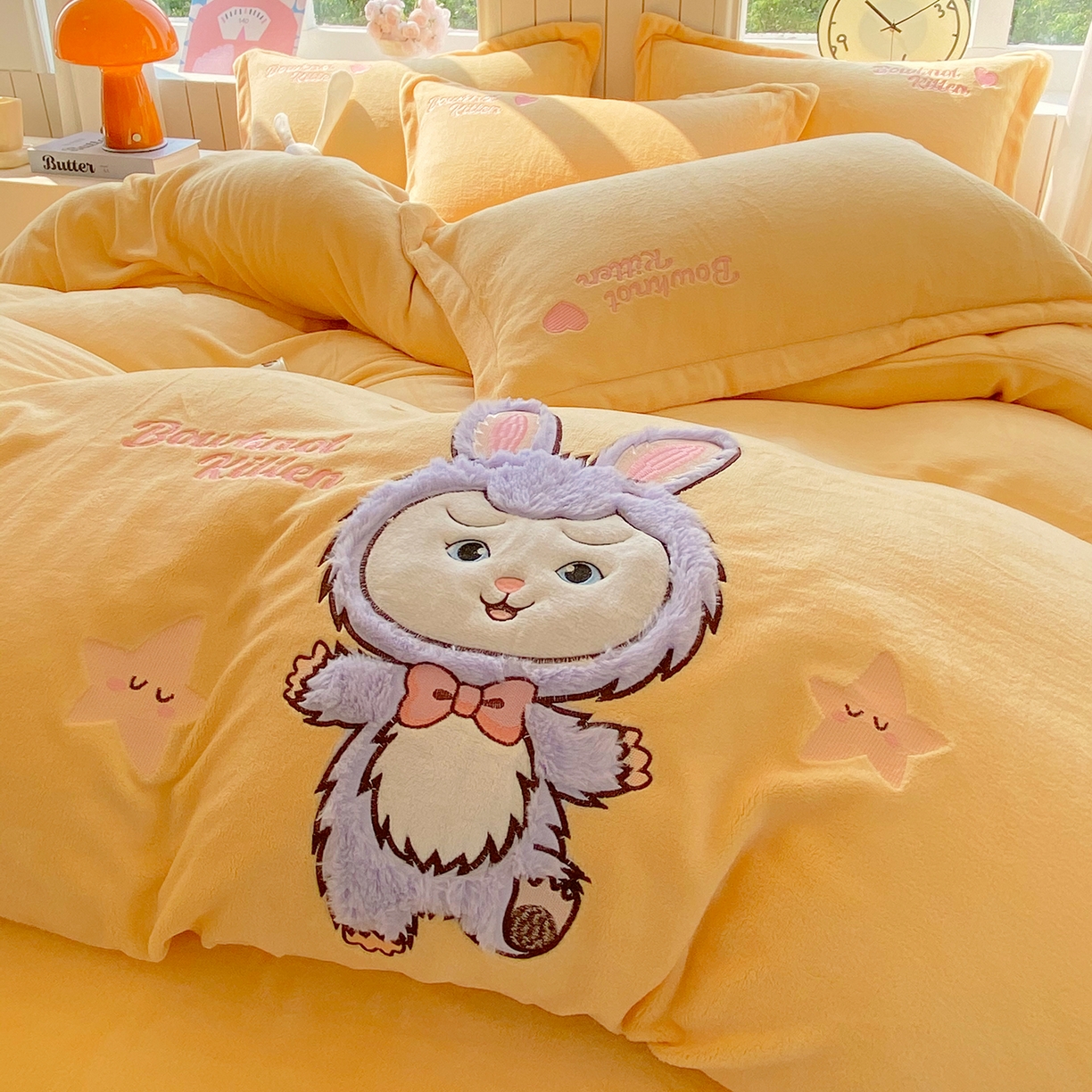 91家纺网 家纺一手货源 找家纺 悦织湾家纺 2025新款牛奶绒四件套纯色贴布绣床单款床盖款床上用品四件套时尚小兔2025新款加厚 床单款时尚小兔-黄