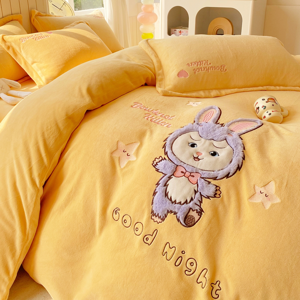 91家纺网 家纺一手货源 找家纺 悦织湾家纺 2025新款牛奶绒四件套纯色贴布绣床单款床盖款床上用品四件套时尚小兔2025新款加厚 床单款时尚小兔-黄