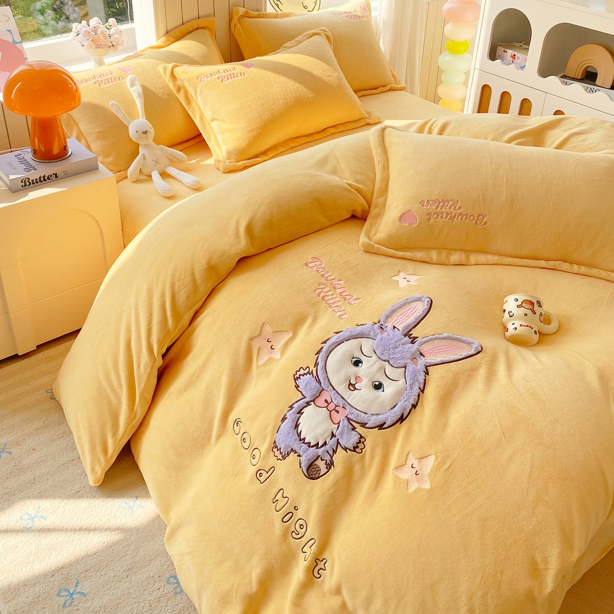 91家纺网 家纺一手货源 找家纺 悦织湾家纺 2025新款牛奶绒四件套纯色贴布绣床单款床盖款床上用品四件套时尚小兔2025新款加厚 床单款时尚小兔-黄