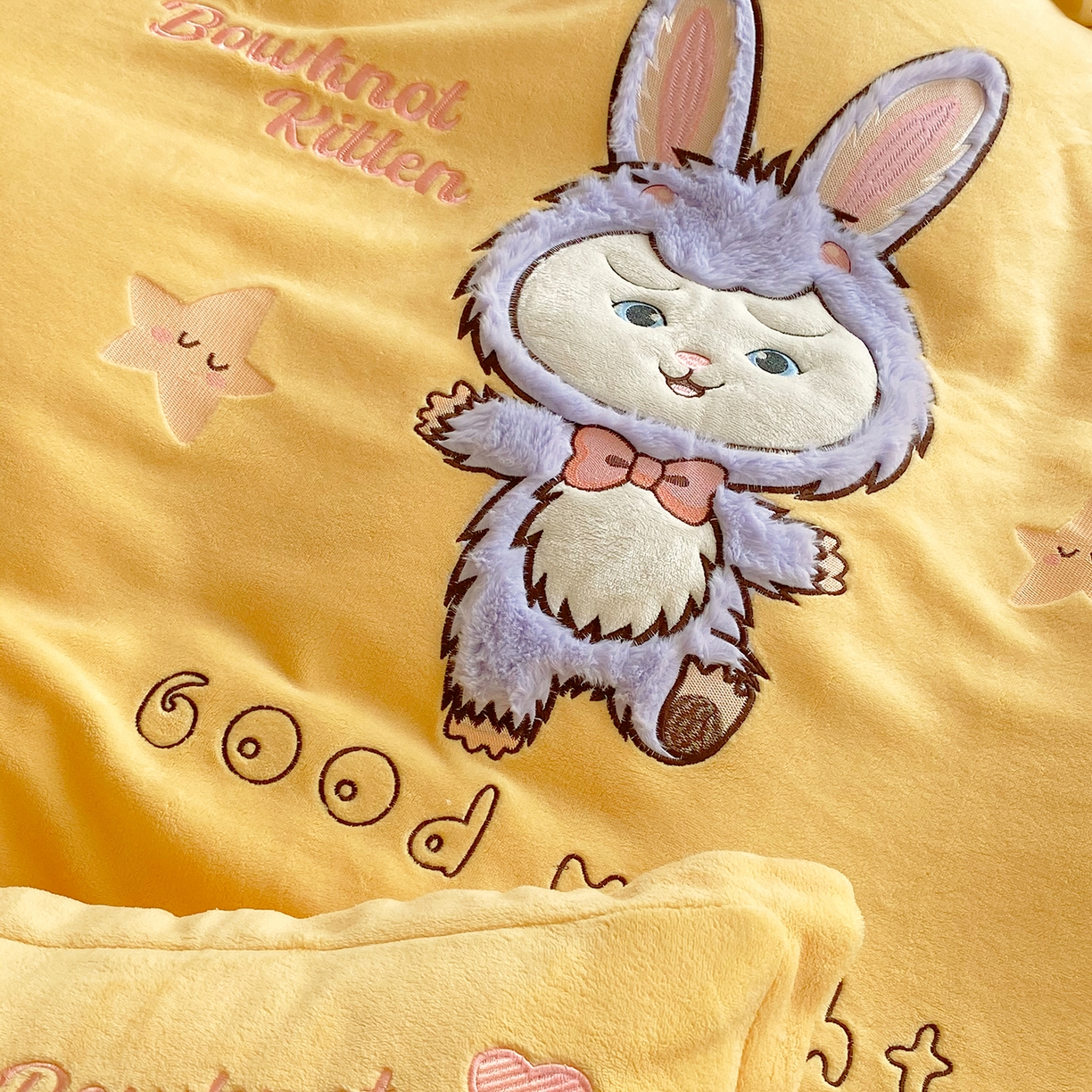 91家纺网 家纺一手货源 找家纺 悦织湾家纺 2025新款牛奶绒四件套纯色贴布绣床单款床盖款床上用品四件套时尚小兔2025新款加厚 床单款时尚小兔-黄