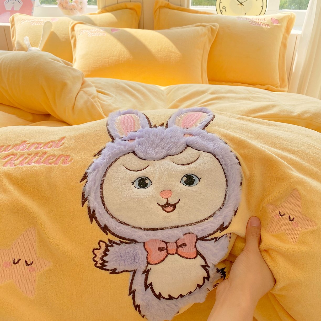 91家纺网 家纺一手货源 找家纺 悦织湾家纺 2025新款牛奶绒四件套纯色贴布绣床单款床盖款床上用品四件套时尚小兔2025新款加厚 床单款时尚小兔-黄