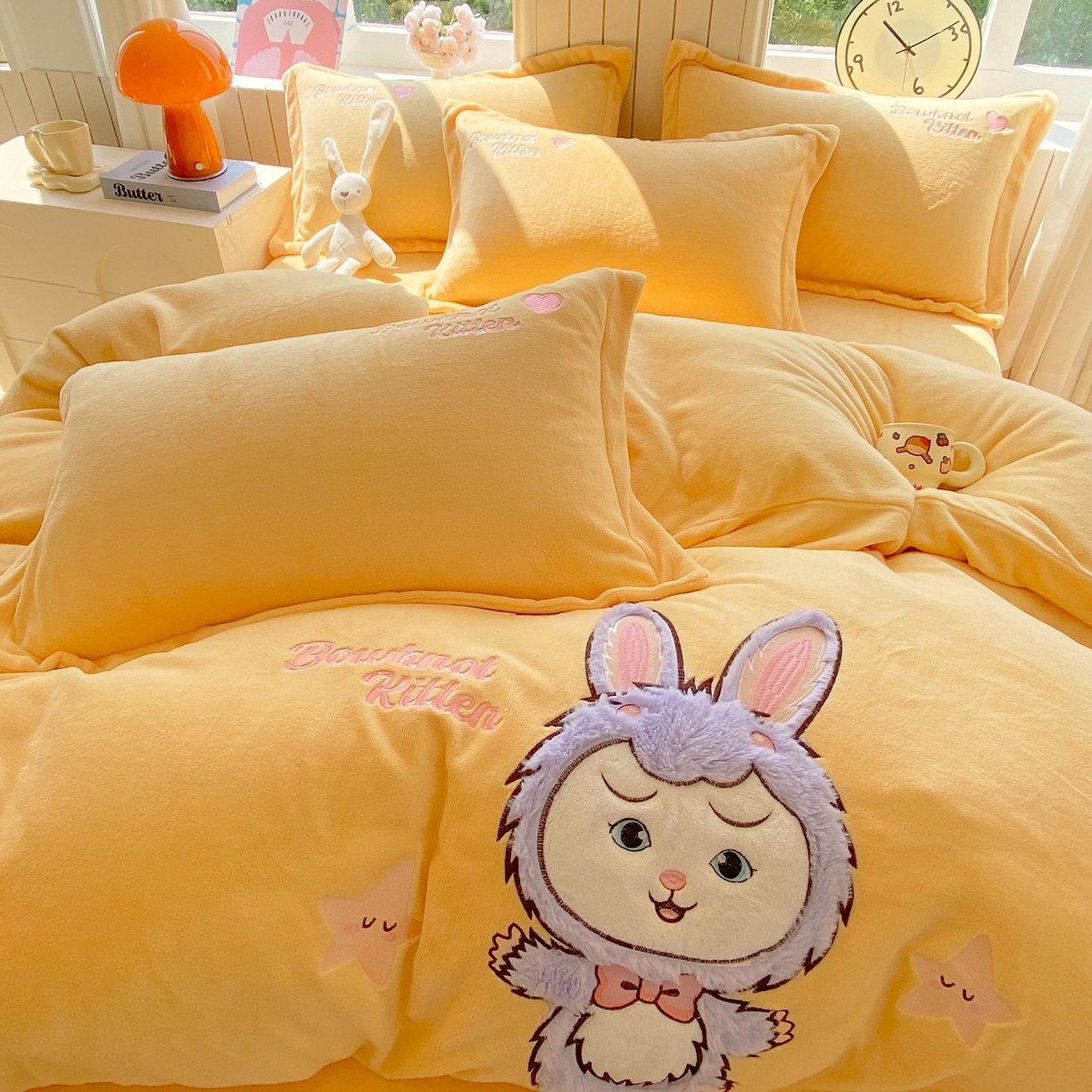 91家纺网 家纺一手货源 找家纺 悦织湾家纺 2025新款牛奶绒四件套纯色贴布绣床单款床盖款床上用品四件套时尚小兔2025新款加厚 床单款时尚小兔-黄