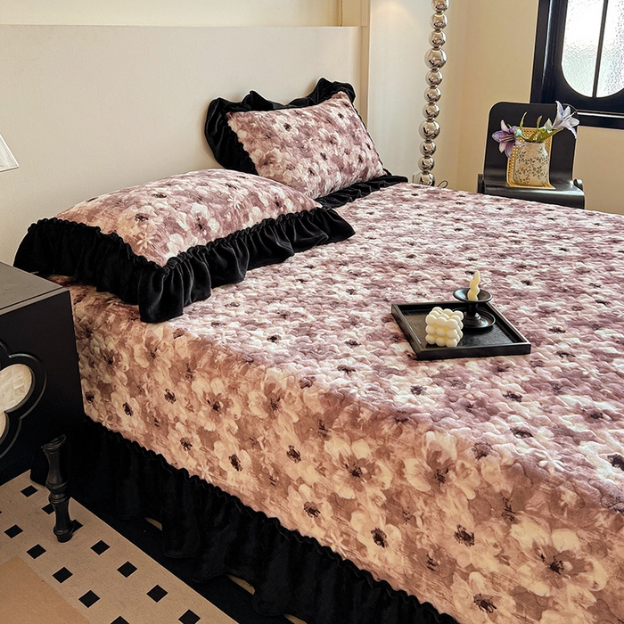 91家纺网 家纺一手货源 找家纺 ME/ERA HOME寐时代 2025新款牛奶绒赫本风夹棉床盖三件套 樱花-粉