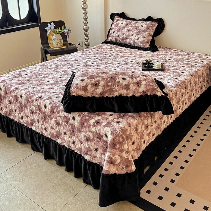 91家纺网 家纺一手货源 找家纺 ME/ERA HOME寐时代 2025新款牛奶绒赫本风夹棉床盖三件套 樱花-粉