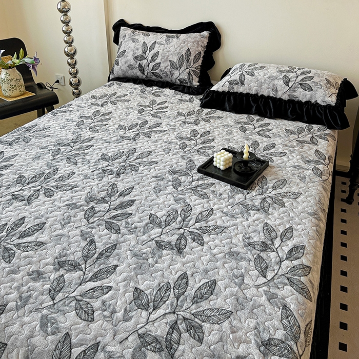 91家纺网 家纺一手货源 找家纺 ME/ERA HOME寐时代 2025新款牛奶绒赫本风夹棉床盖三件套 知叶-灰