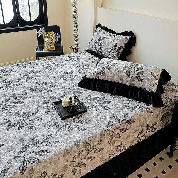 91家纺网 家纺一手货源 找家纺 ME/ERA HOME寐时代 2025新款牛奶绒赫本风夹棉床盖三件套 知叶-灰