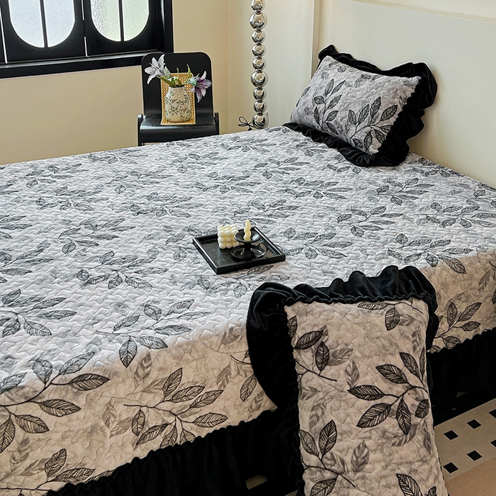 91家纺网 家纺一手货源 找家纺 ME/ERA HOME寐时代 2025新款牛奶绒赫本风夹棉床盖三件套 知叶-灰