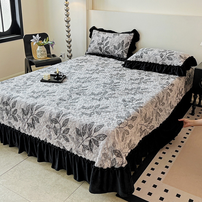 91家纺网 家纺一手货源 找家纺 ME/ERA HOME寐时代 2025新款牛奶绒赫本风夹棉床盖三件套 知叶-灰