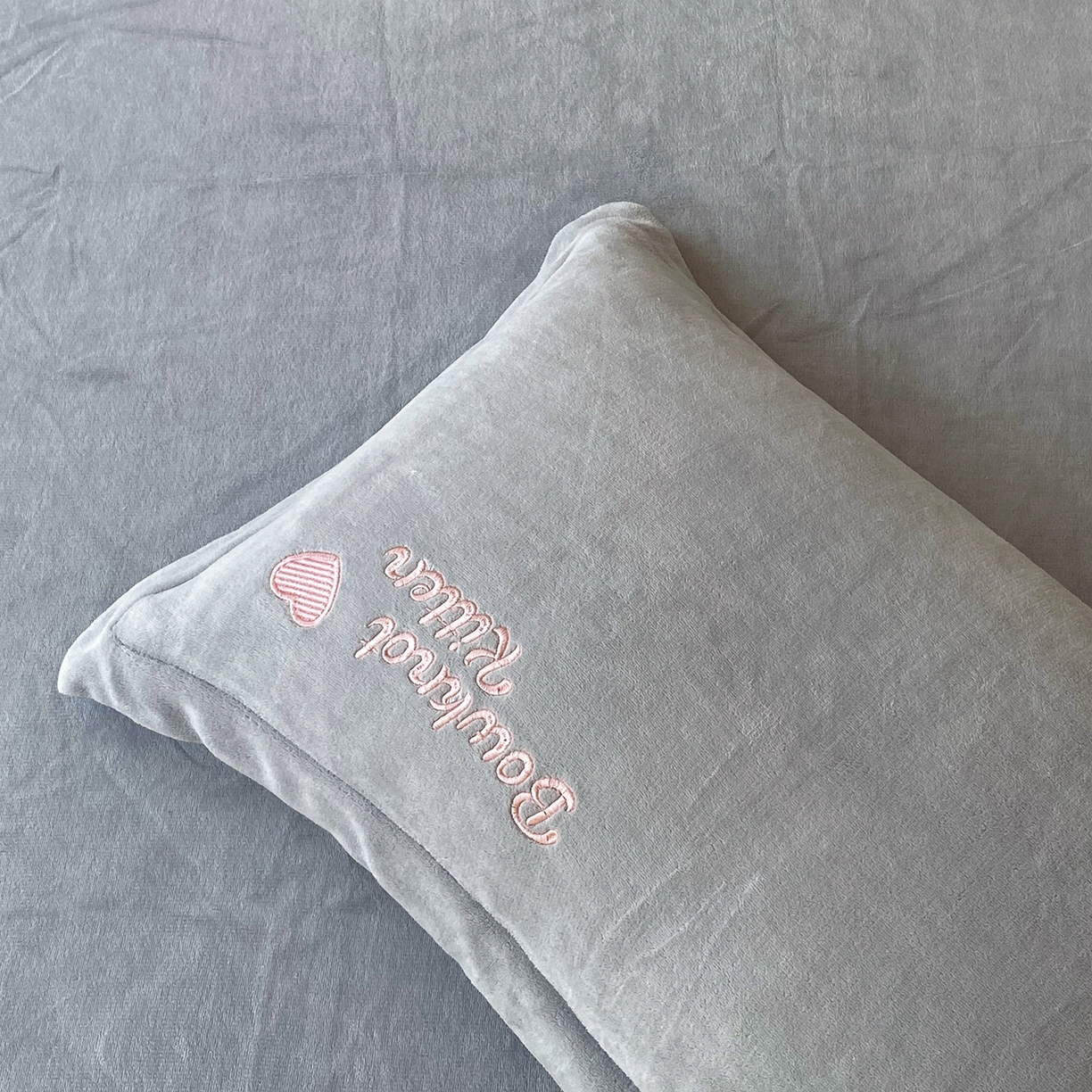 91家纺网 家纺一手货源 找家纺 悦织湾家纺 2025新款牛奶绒四件套纯色贴布绣床单款床盖款床上用品四件套时尚小兔2025新款加厚 床单款时尚小兔-灰