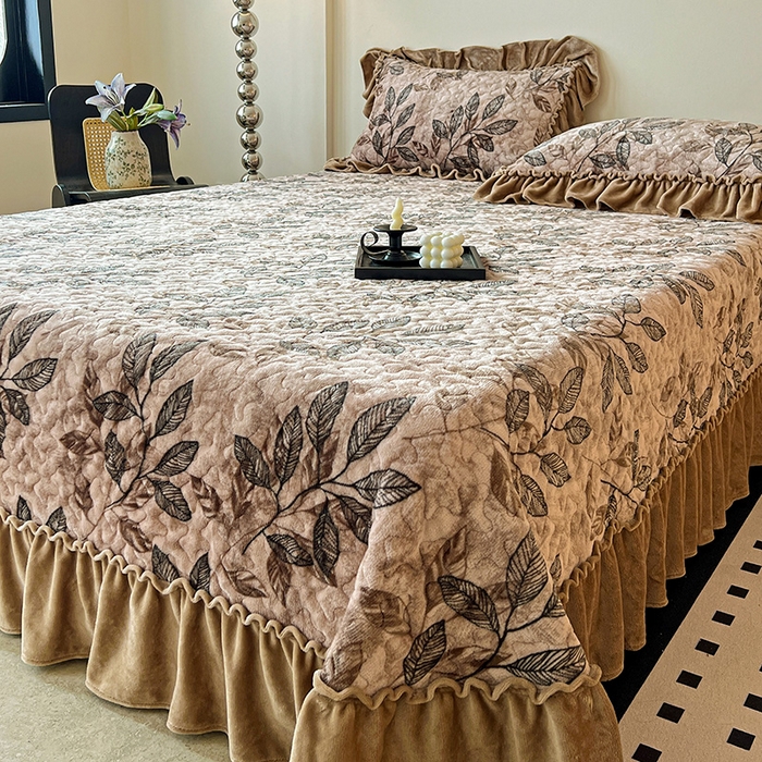 91家纺网 家纺一手货源 找家纺 ME/ERA HOME寐时代 2025新款牛奶绒赫本风夹棉床盖三件套 知叶-咖