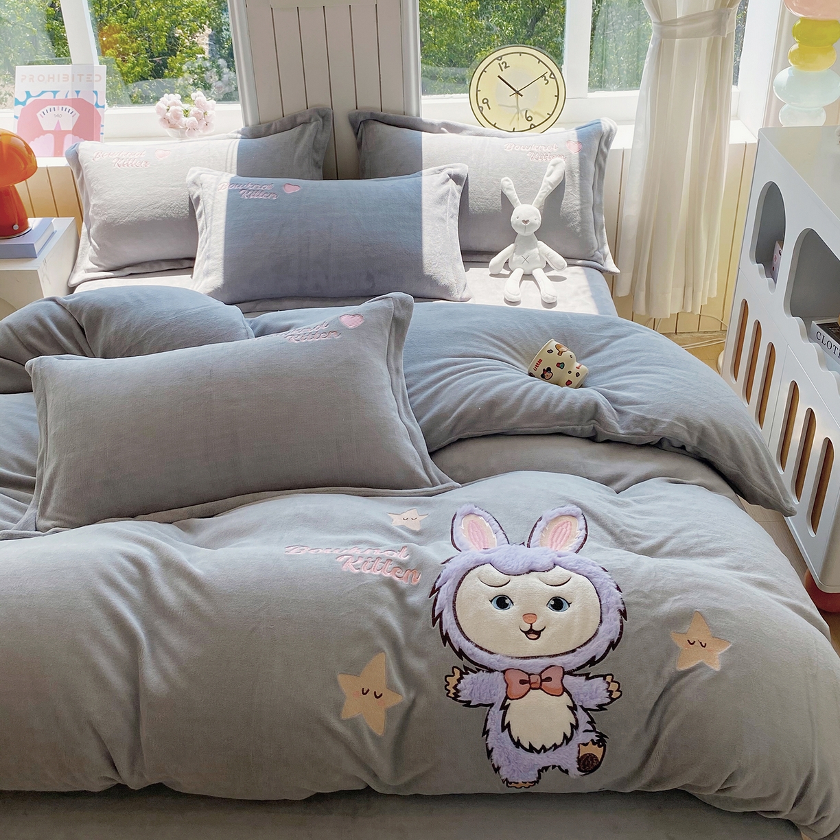 91家纺网 家纺一手货源 找家纺 悦织湾家纺 2025新款牛奶绒四件套纯色贴布绣床单款床盖款床上用品四件套时尚小兔2025新款加厚 床单款时尚小兔-灰