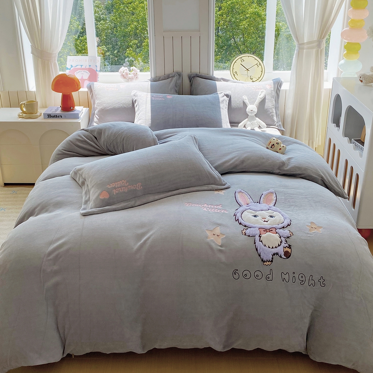 91家纺网 家纺一手货源 找家纺 悦织湾家纺 2025新款牛奶绒四件套纯色贴布绣床单款床盖款床上用品四件套时尚小兔2025新款加厚 床单款时尚小兔-灰