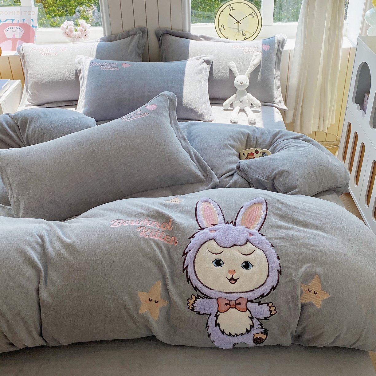 91家纺网 家纺一手货源 找家纺 悦织湾家纺 2025新款牛奶绒四件套纯色贴布绣床单款床盖款床上用品四件套时尚小兔2025新款加厚 床单款时尚小兔-灰