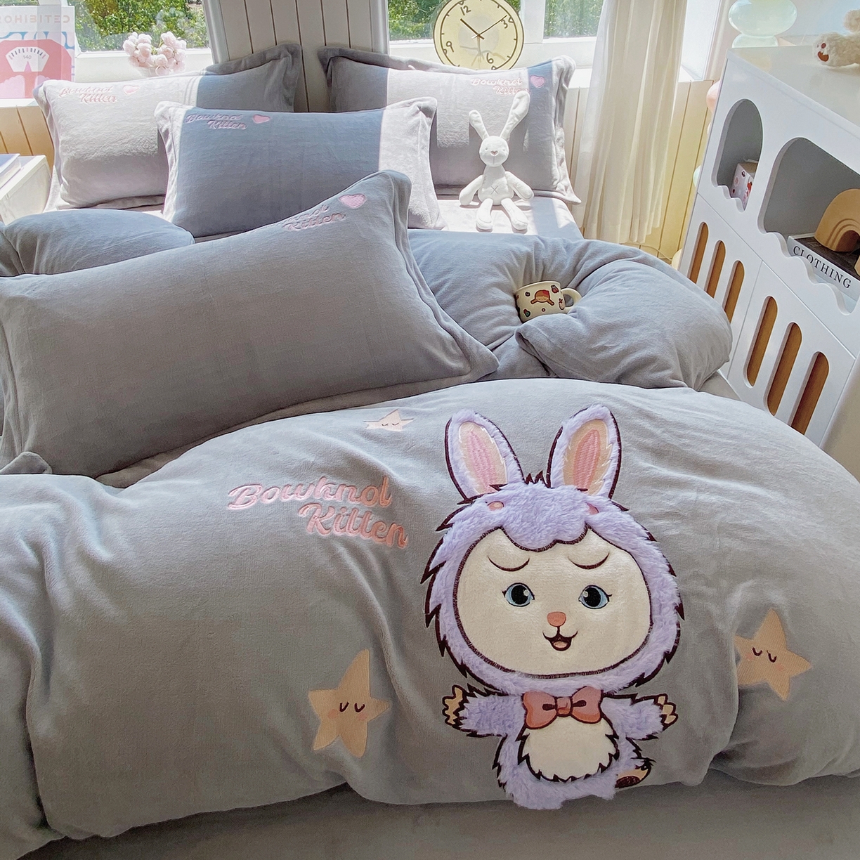 91家纺网 家纺一手货源 找家纺 悦织湾家纺 2025新款牛奶绒四件套纯色贴布绣床单款床盖款床上用品四件套时尚小兔2025新款加厚 床单款时尚小兔-灰