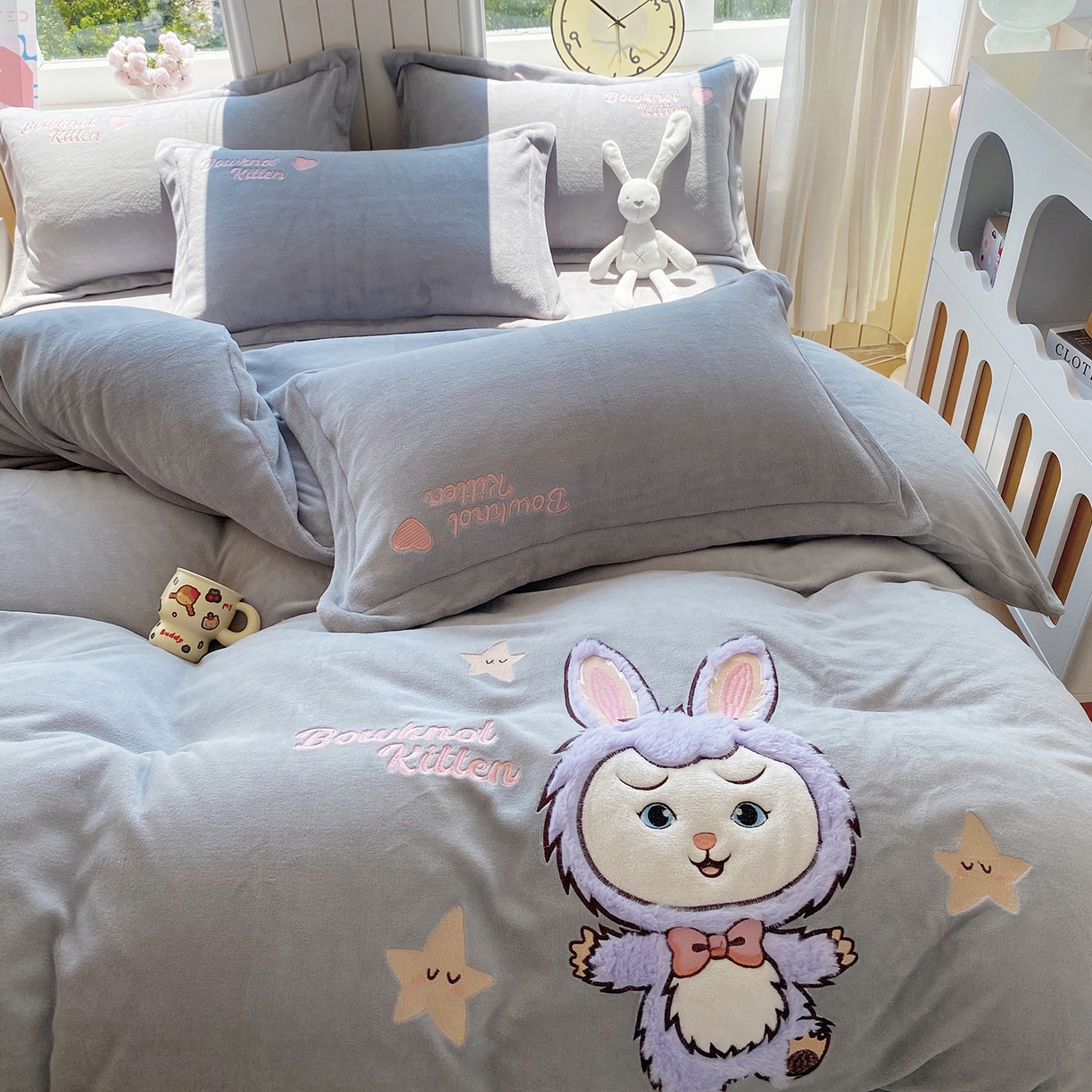 91家纺网 家纺一手货源 找家纺 悦织湾家纺 2025新款牛奶绒四件套纯色贴布绣床单款床盖款床上用品四件套时尚小兔2025新款加厚 床单款时尚小兔-灰