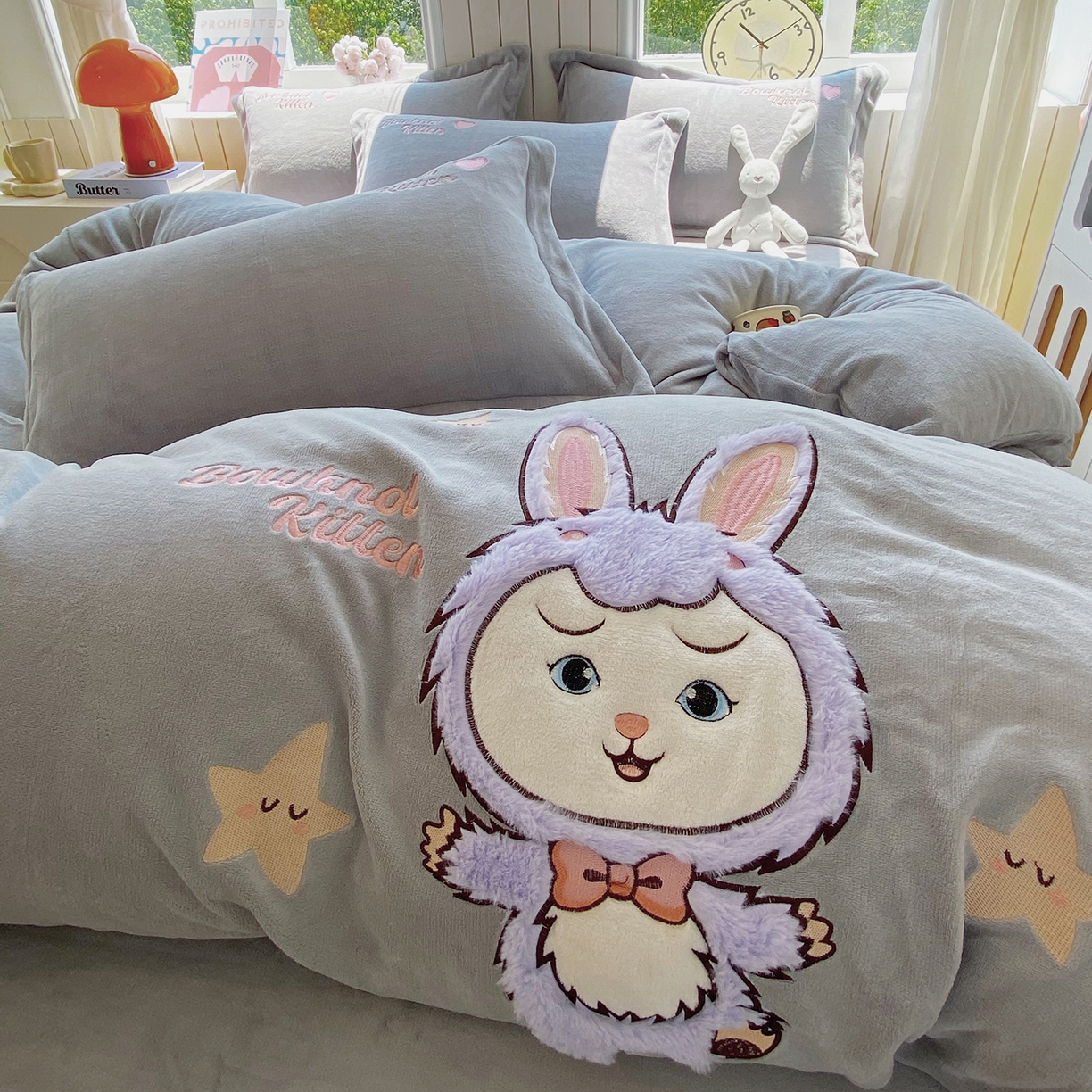 91家纺网 家纺一手货源 找家纺 悦织湾家纺 2025新款牛奶绒四件套纯色贴布绣床单款床盖款床上用品四件套时尚小兔2025新款加厚 床单款时尚小兔-灰