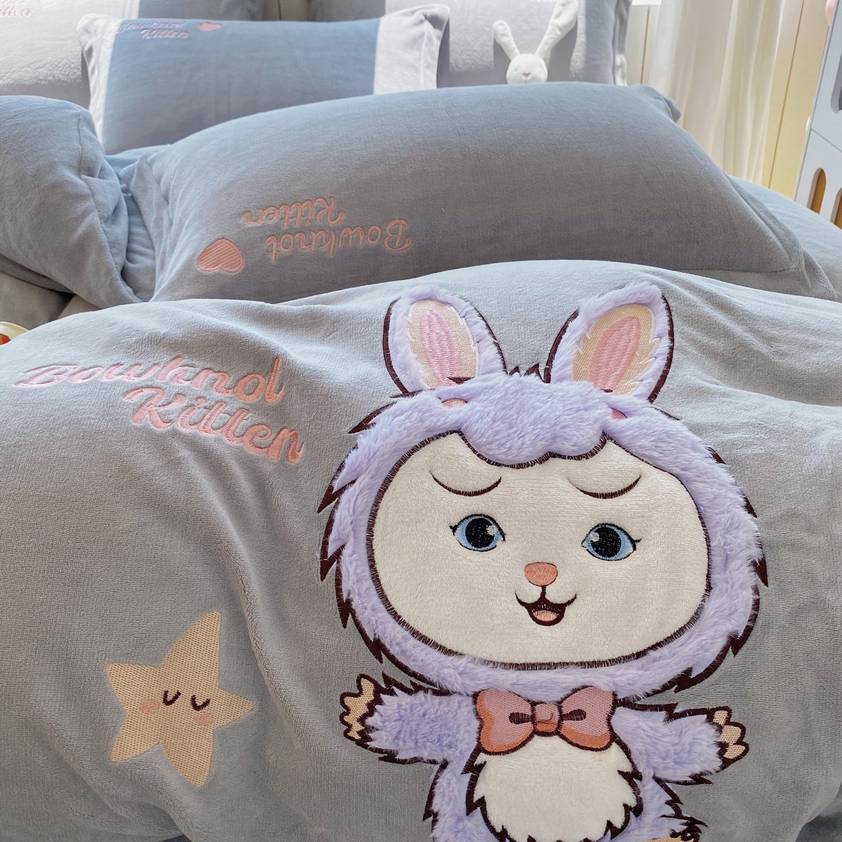 91家纺网 家纺一手货源 找家纺 悦织湾家纺 2025新款牛奶绒四件套纯色贴布绣床单款床盖款床上用品四件套时尚小兔2025新款加厚 床单款时尚小兔-灰