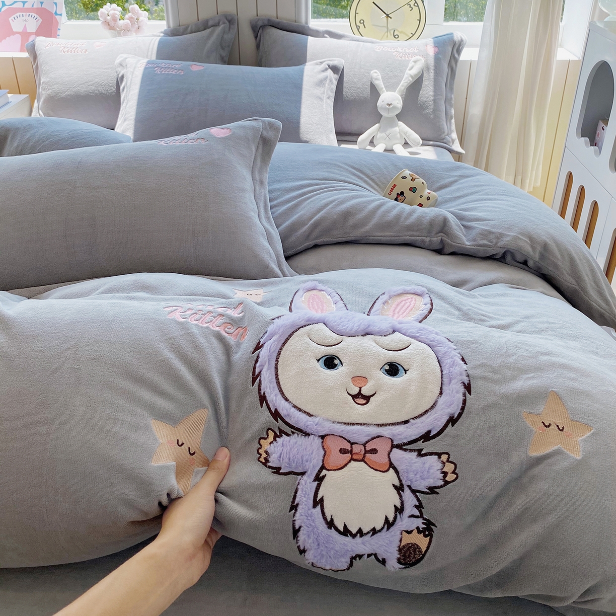 91家纺网 家纺一手货源 找家纺 悦织湾家纺 2025新款牛奶绒四件套纯色贴布绣床单款床盖款床上用品四件套时尚小兔2025新款加厚 床单款时尚小兔-灰