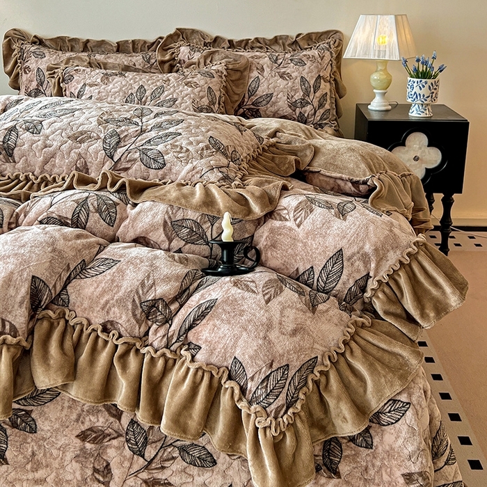 91家纺网 家纺一手货源 找家纺 ME/ERA HOME寐时代 2025新款牛奶绒赫本风夹棉床盖三件套 知叶-咖