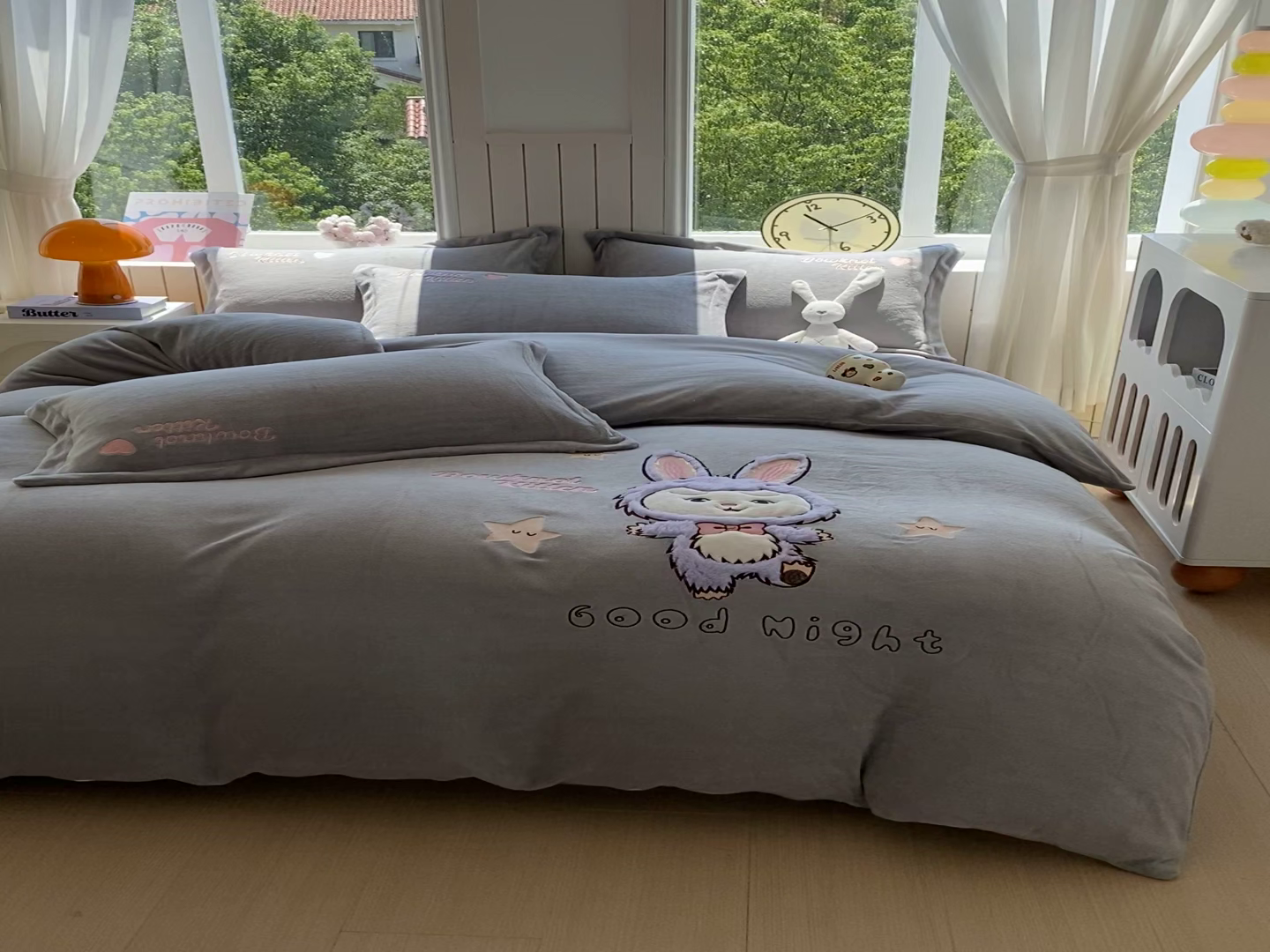 91家纺网 家纺一手货源 找家纺 悦织湾家纺 2025新款牛奶绒四件套纯色贴布绣床单款床盖款床上用品四件套时尚小兔2025新款加厚 床单款时尚小兔-灰