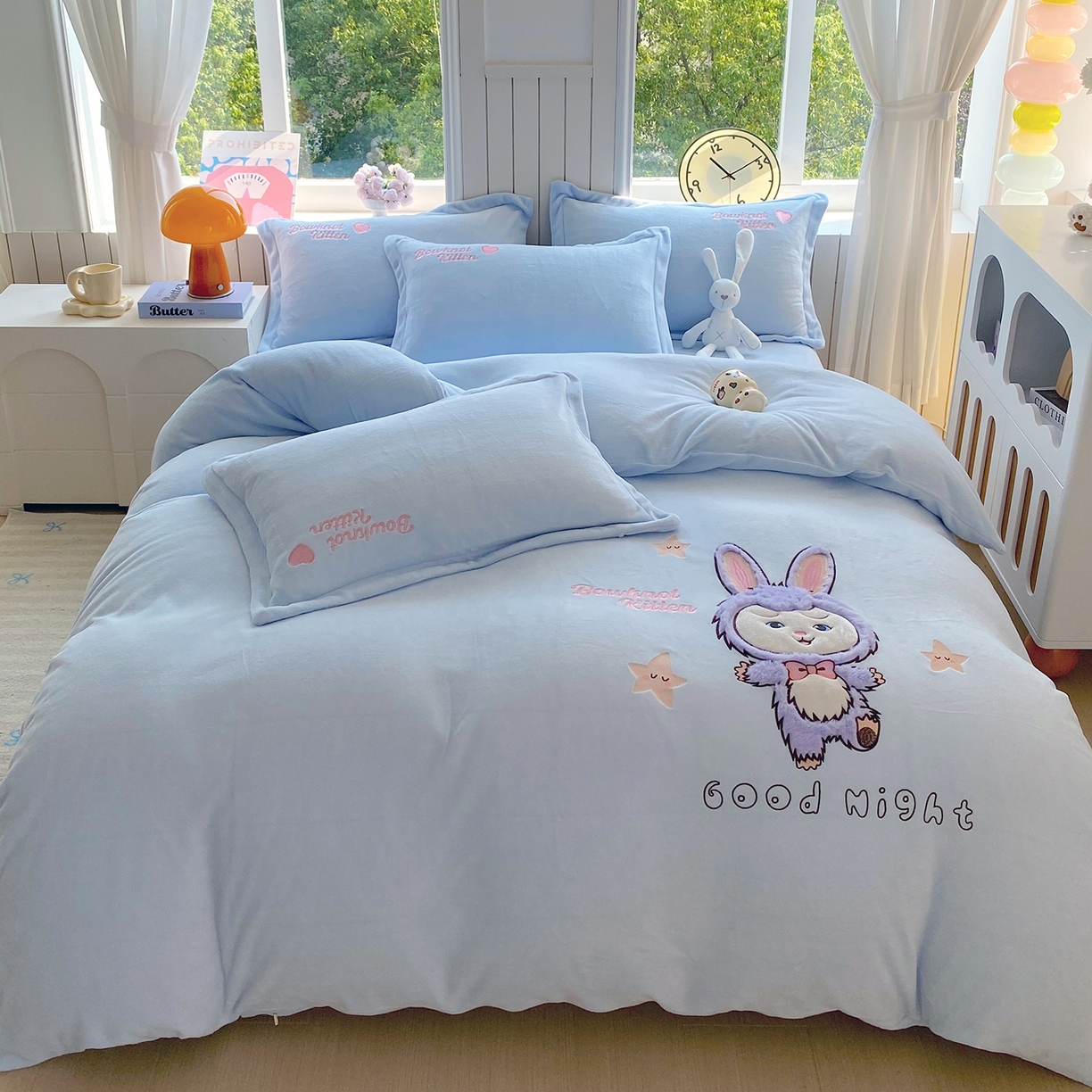 91家纺网 家纺一手货源 找家纺 悦织湾家纺 2025新款牛奶绒四件套纯色贴布绣床单款床盖款床上用品四件套时尚小兔2025新款加厚 床单款时尚小兔-蓝