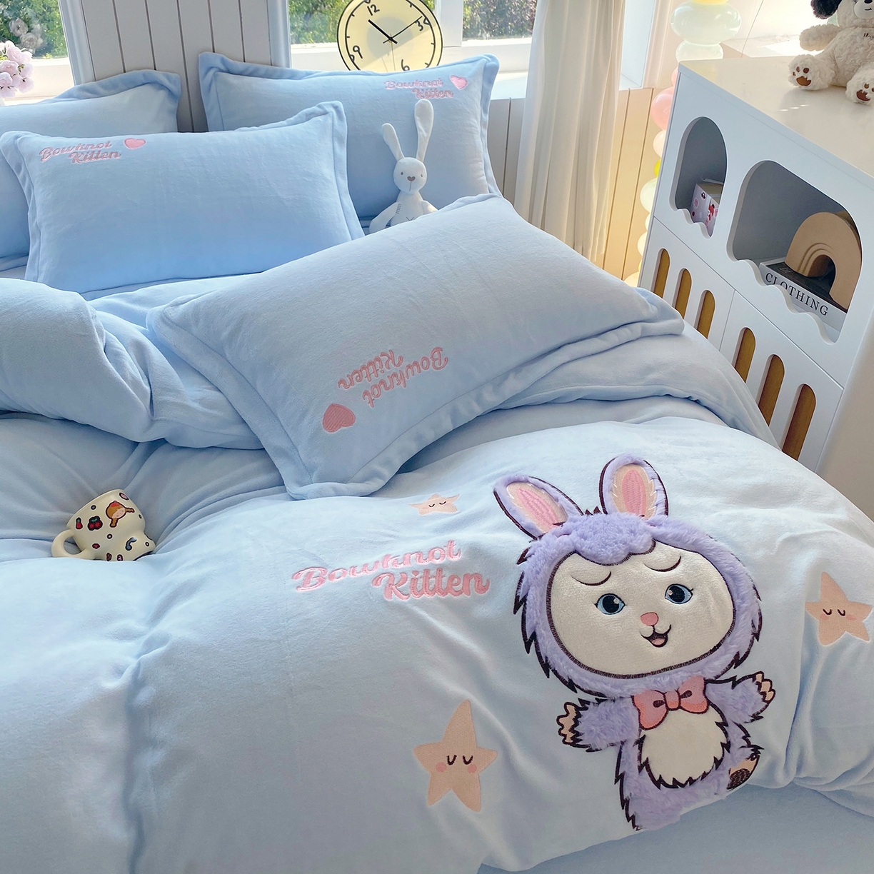 91家纺网 家纺一手货源 找家纺 悦织湾家纺 2025新款牛奶绒四件套纯色贴布绣床单款床盖款床上用品四件套时尚小兔2025新款加厚 床单款时尚小兔-蓝