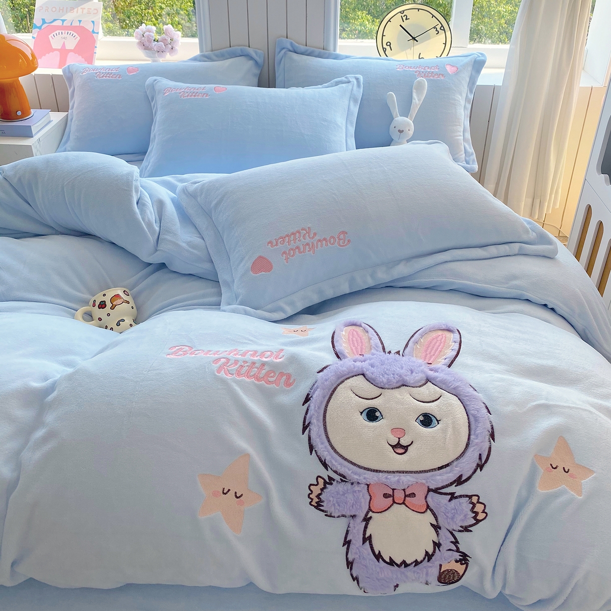 91家纺网 家纺一手货源 找家纺 悦织湾家纺 2025新款牛奶绒四件套纯色贴布绣床单款床盖款床上用品四件套时尚小兔2025新款加厚 床单款时尚小兔-蓝