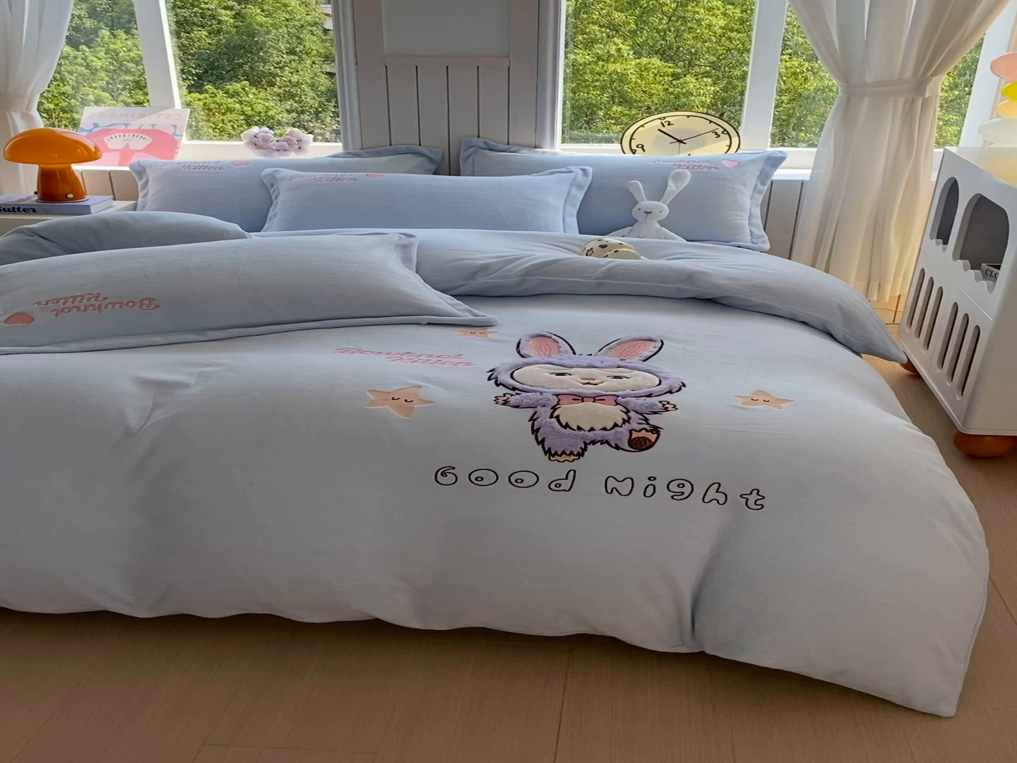 91家纺网 家纺一手货源 找家纺 悦织湾家纺 2025新款牛奶绒四件套纯色贴布绣床单款床盖款床上用品四件套时尚小兔2025新款加厚 床单款时尚小兔-蓝