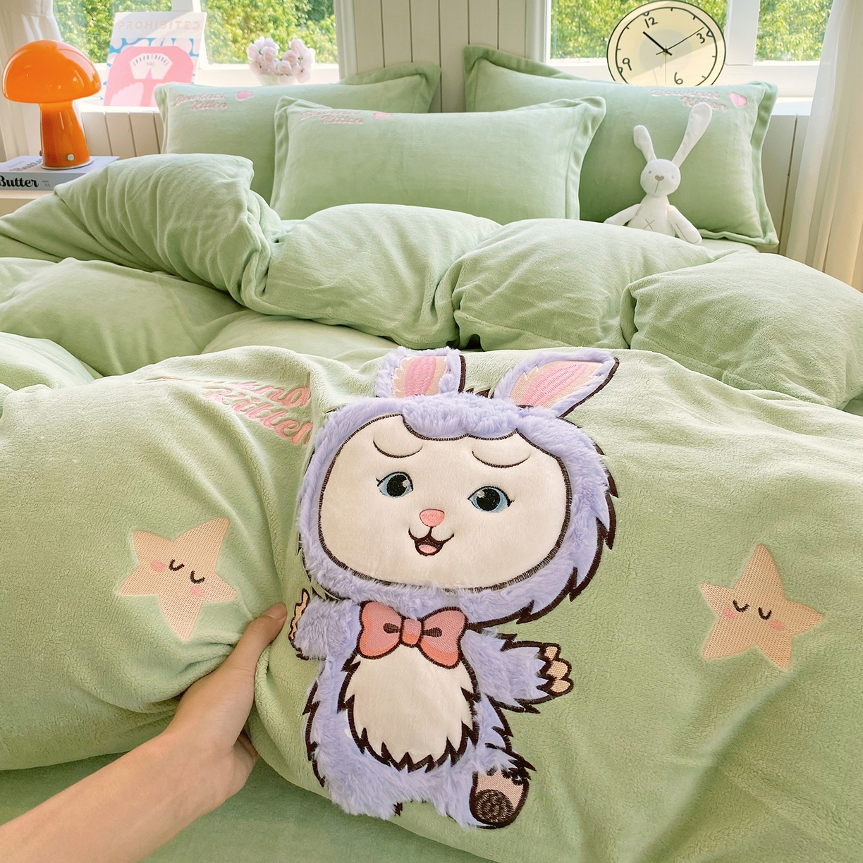 91家纺网 家纺一手货源 找家纺 悦织湾家纺 2025新款牛奶绒四件套纯色贴布绣床单款床盖款床上用品四件套时尚小兔2025新款加厚 床单款时尚小兔-绿