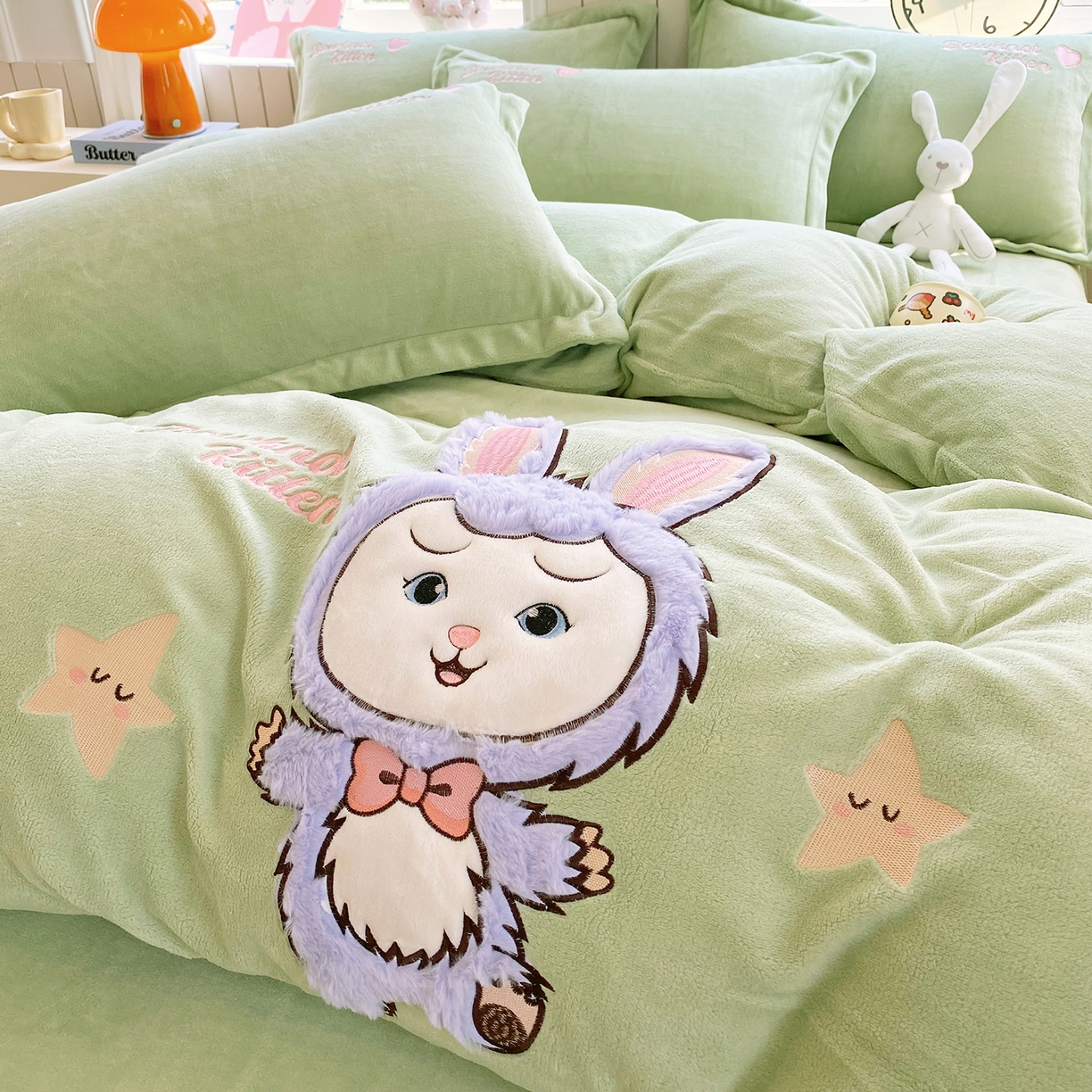 91家纺网 家纺一手货源 找家纺 悦织湾家纺 2025新款牛奶绒四件套纯色贴布绣床单款床盖款床上用品四件套时尚小兔2025新款加厚 床单款时尚小兔-绿