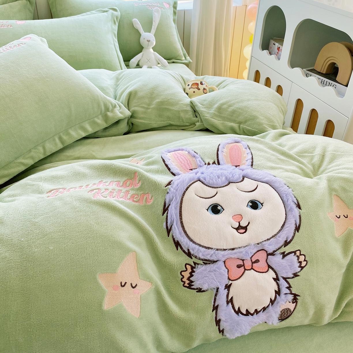 91家纺网 家纺一手货源 找家纺 悦织湾家纺 2025新款牛奶绒四件套纯色贴布绣床单款床盖款床上用品四件套时尚小兔2025新款加厚 床单款时尚小兔-绿