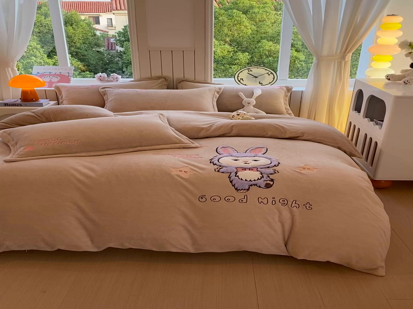 91家纺网 家纺一手货源 找家纺 悦织湾家纺 2025新款牛奶绒四件套纯色贴布绣床单款床盖款床上用品四件套时尚小兔2025新款加厚 床单款时尚小兔-奶咖